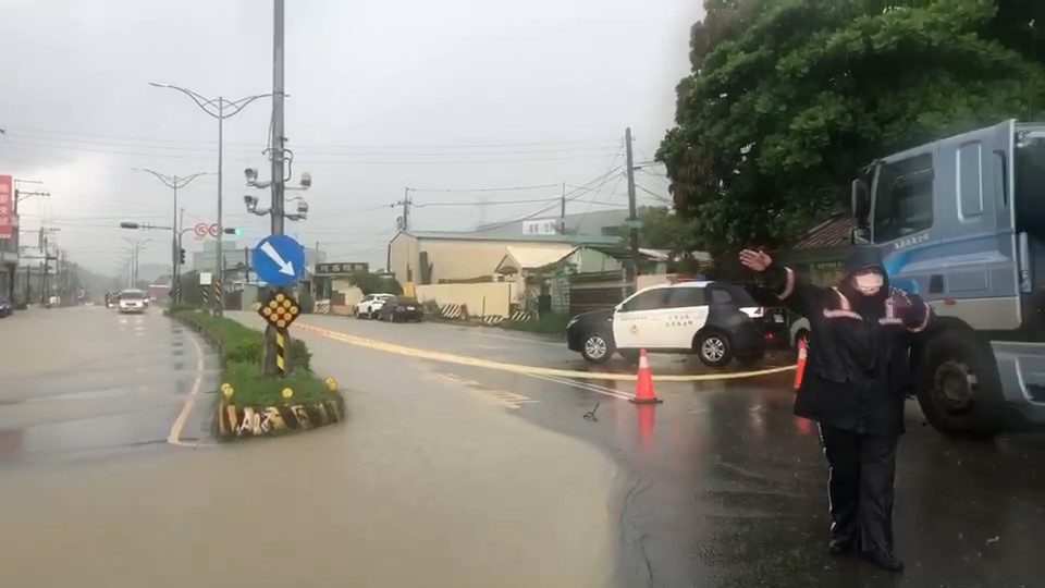 快新聞／高雄水管路往義大世界「淹水嚴重」 道路緊急封閉中
