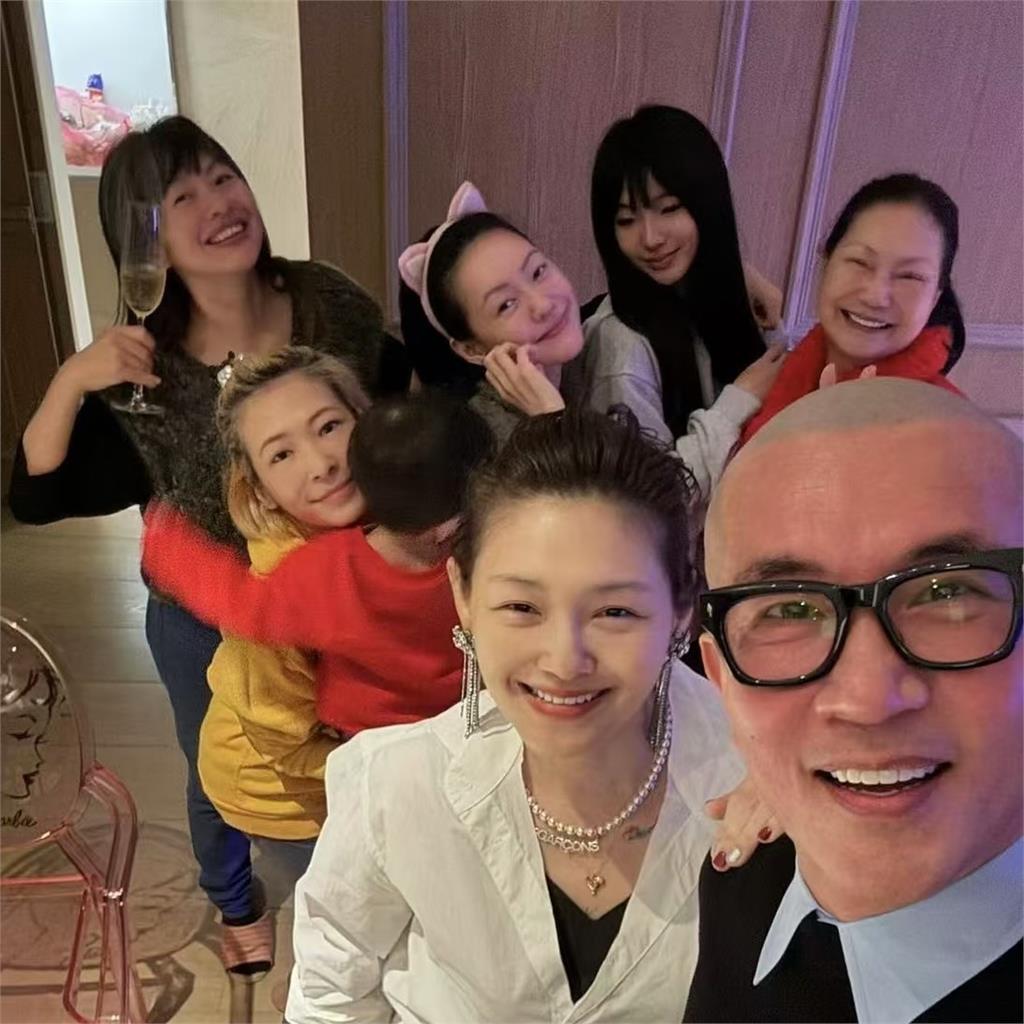 大S「48歲真實素顏」遭小S無情出賣!濾鏡忘記開「瀏海全後梳」萬網瘋看