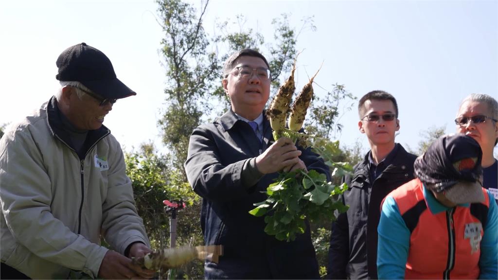 卓榮泰新春前夕跑透透!赴龍潭陪長者共餐 慰勉海巡發加菜金