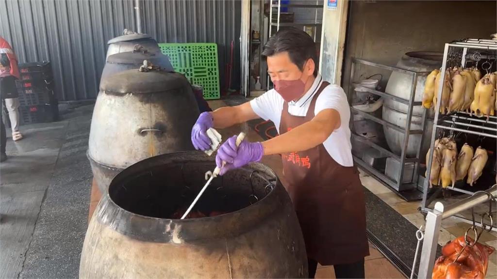 仁武烤鴨店一早擠滿人潮　皮脆透亮香氣撲鼻