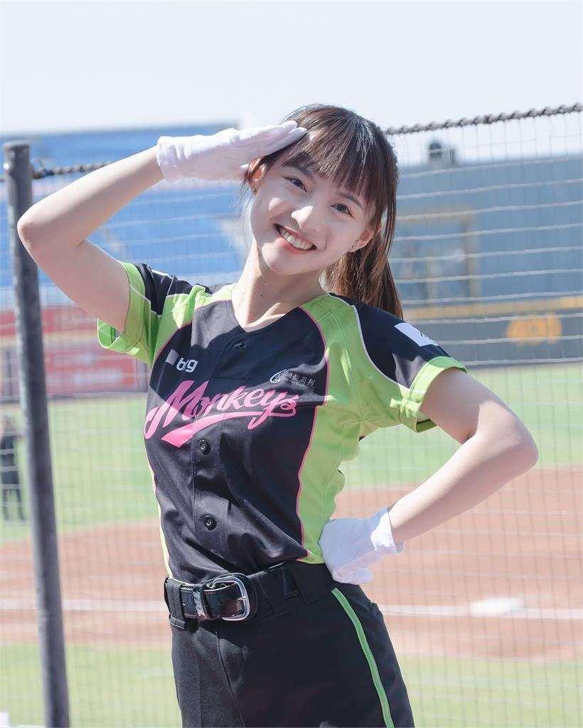 陳詩媛離隊暖心告白「不單純」?5字藏頭詩曝被「這女孩」認證:有內容