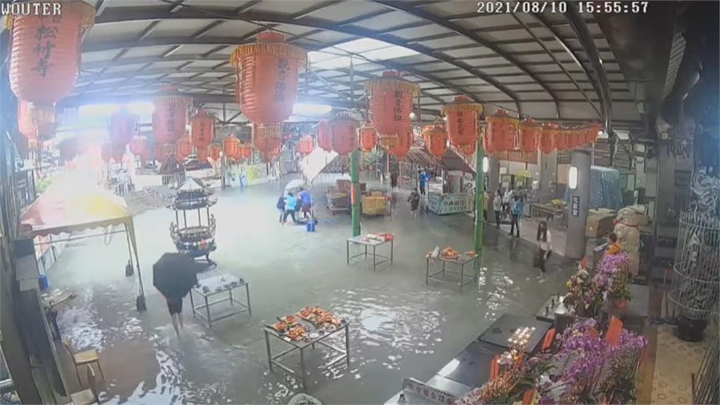 水像用倒的!台中北屯驟雨90毫米 馬路成泥河
