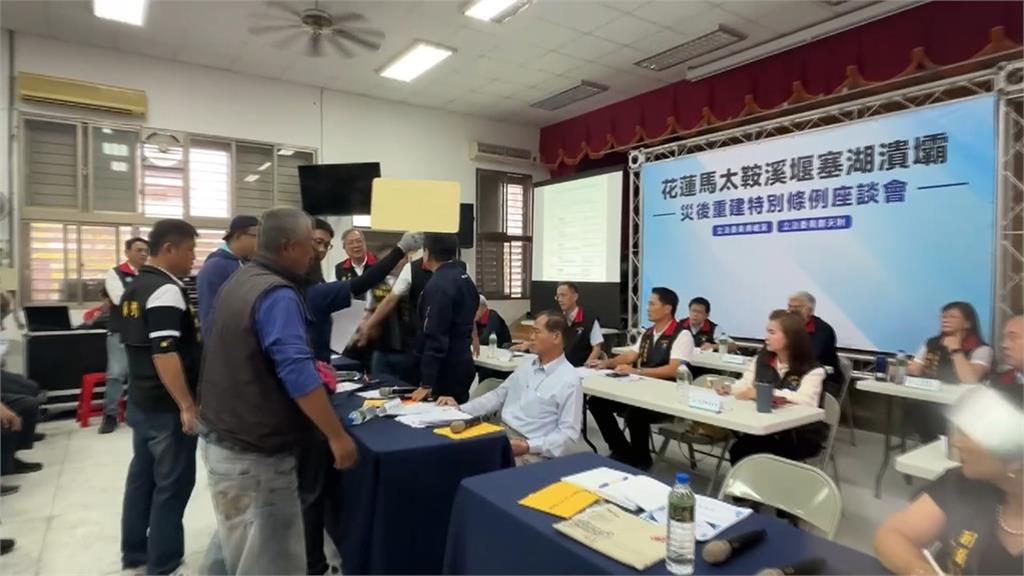 張峻開踹讓「傅崐萁傻眼定格」！沈柏洋聲援喊：他才是賣花蓮的現行犯