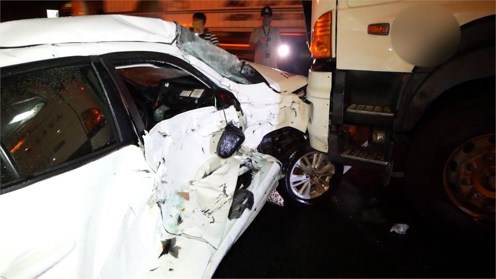 國道大雅南下車禍 大貨車擦撞小客車2傷
