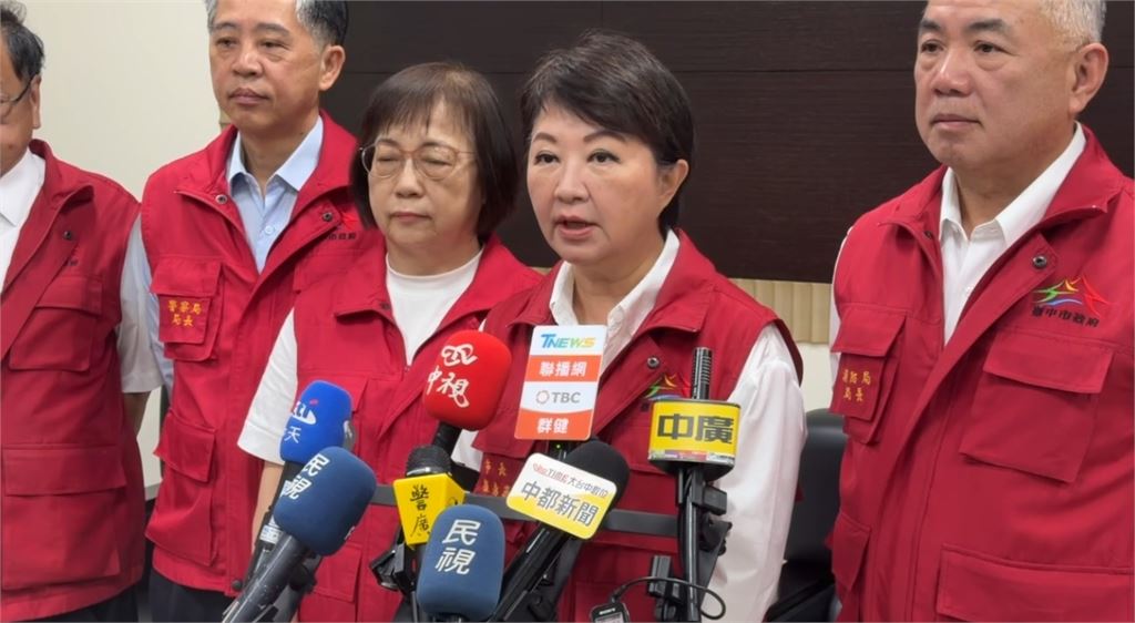 台中海線梧棲「這原因」風超大　騎士定格險翻車！民視記者合力救