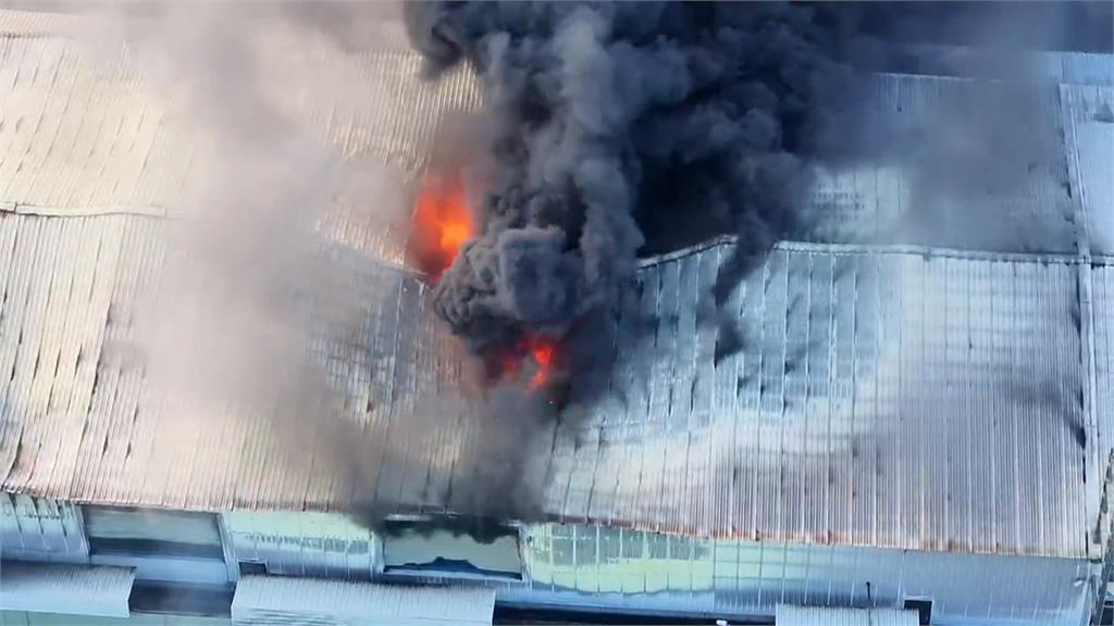 彰化帆布倉庫大火! 黑色濃煙沖天 飄出超重塑膠味