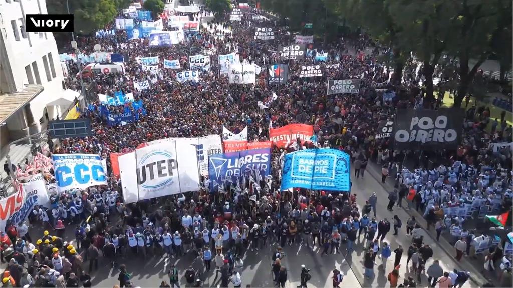 阿根廷狂人總統大砍社福預算　首都現上千抗議人潮