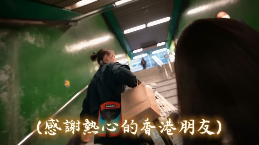貼心幫忙搬行李！她搭香港地鐵意外遇熱心路人　感動直呼：原地戀愛