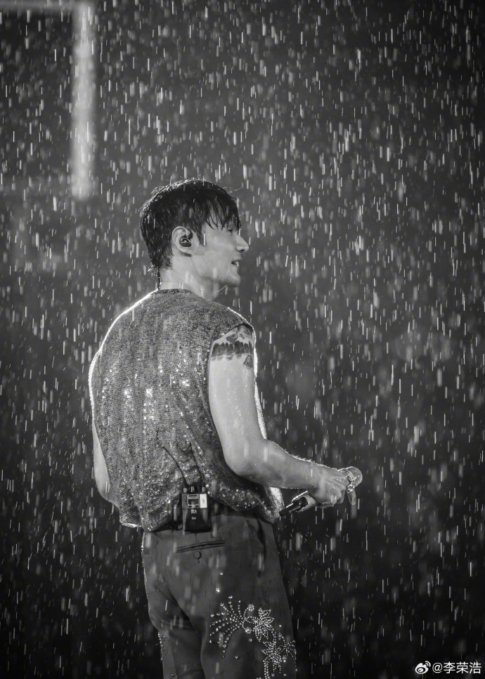李榮浩暴雨拉大提琴「眼睛睜不開」!悽慘模樣笑翻全網:拉完都喝飽了