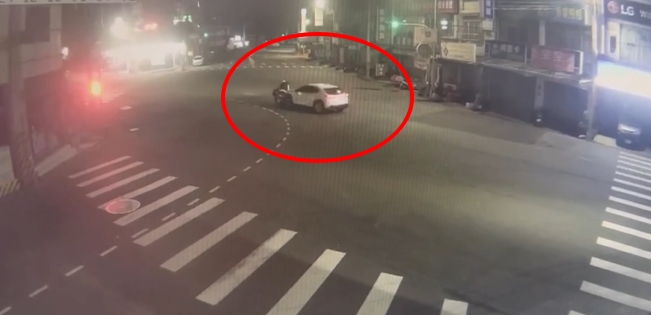 台中休旅車駕駛闖燈撞飛騎士 沒下車查看還輾傷人肇逃