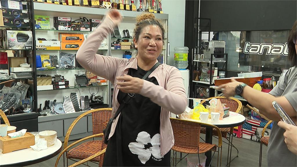 不讓你們餓！義煮志工敲鍋狂喊推銷食物　「玉米姊」爆紅