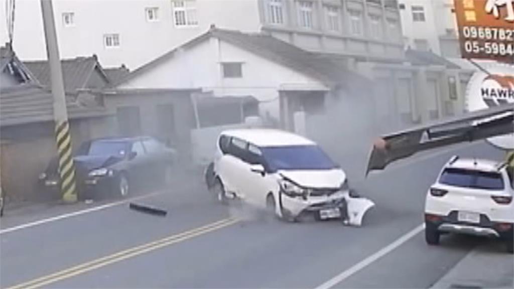 誇張!轎車自撞丟路中央 肇事三人眾目睽睽下逃逸