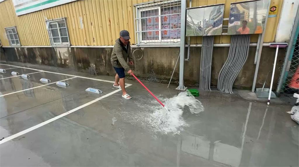 快新聞／午後強降雨！台南永康「水淹小腿肚」　騎士、居民涉水前行