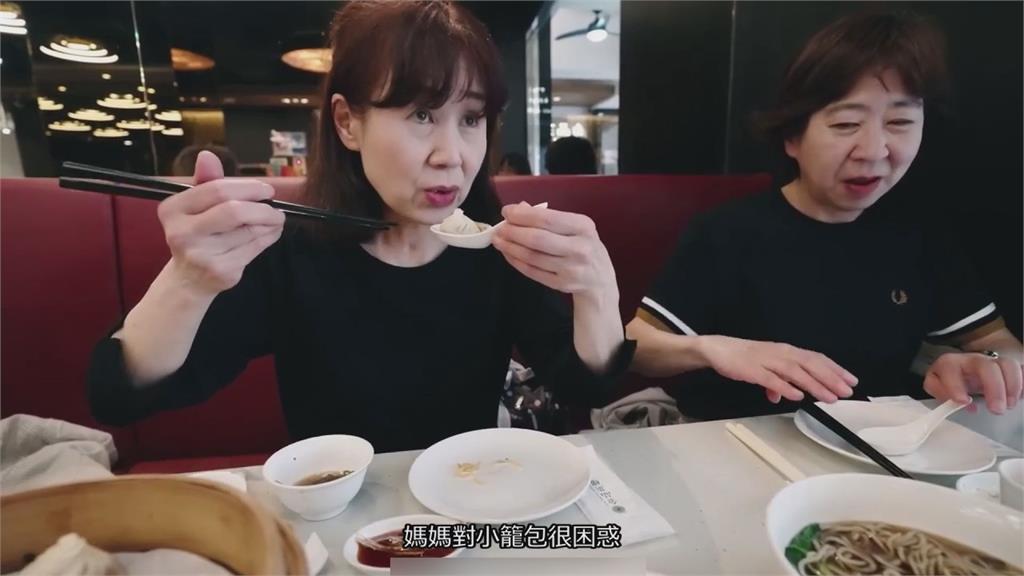 大啖台灣美食!日本媽媽初來台「竟彎腰吃肉餅」 原因曝光逗笑網:太可愛了