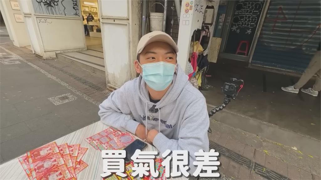 賣刮刮樂賺很多?輪椅族上鬧區一日實測 利潤連千都不到:慘不忍睹