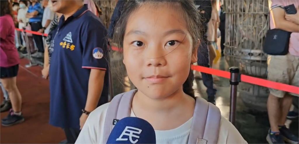 台南鯤鯓王平安鹽祭登場　女童擲「12杯」抱走16萬大獎