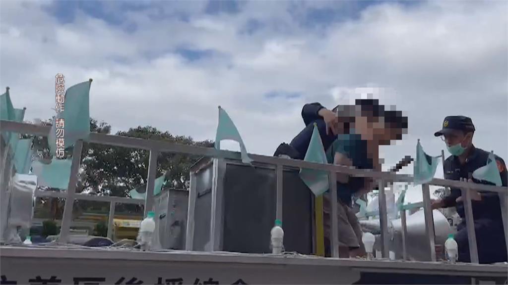 陳時中遊行男子持刀「疑自殘」 警噴辣椒水制伏