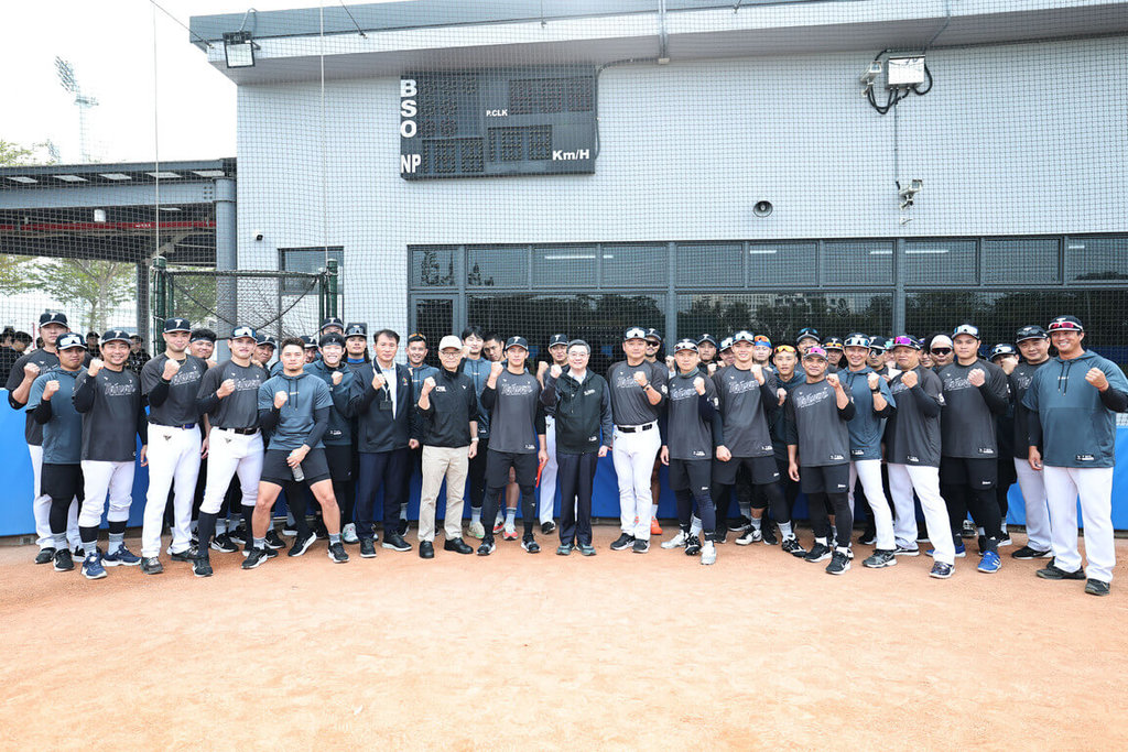 經典賽／為台灣隊英雄加油打氣！行政院長卓榮泰親赴高雄國訓中心贈加菜金20萬