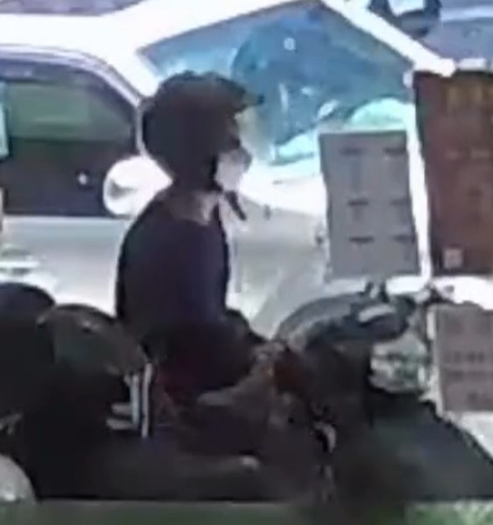 機車鑰匙沒拔不到一分鐘！　「自備安全帽」竊賊騎走