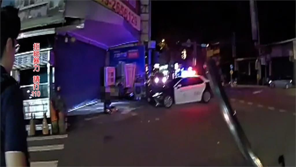 練武功? 南投竹山驚見男子打赤膊"路中狂揮刀"