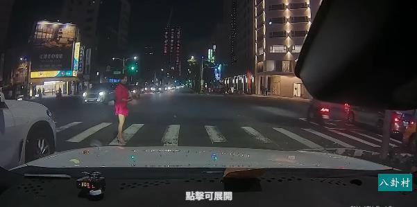 行人霸王條款失控?五月半驚見「紅衣女」闖紅燈逼停車輛…網氣炸:神主牌出沒