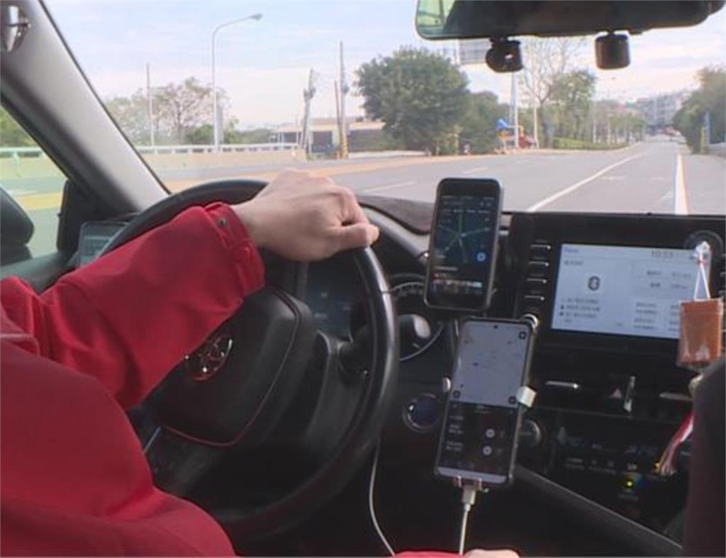 4歲童坐駕駛座「扶方向盤開車」遭網嗆爆！危險畫面曝光…母竟反嗆：踢到你家祖墳？