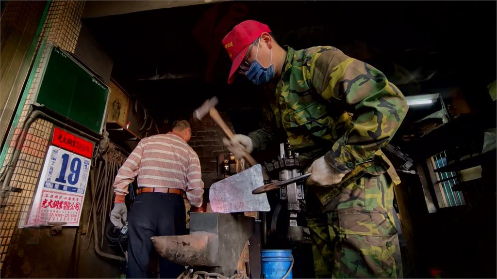 台中南屯老街僅存犂頭店 第四代返鄉扛80年老招牌