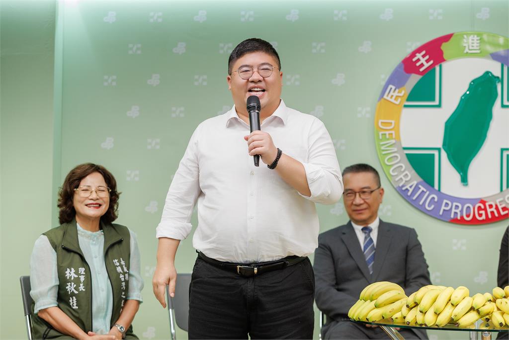 快新聞／「蕉」傲台灣！民進黨發起認購挺農民　徐國勇私房「選蕉秘訣」大公開