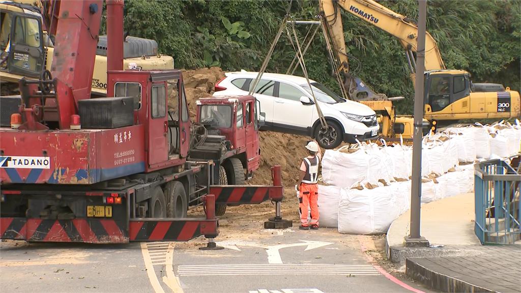 基隆山崩破石搶路！破壞機具將巨石擊成小石塊　儲油槽展開抽油作業