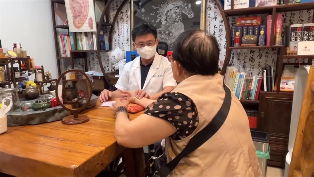 中醫診所院長CPR救活車禍騎士！　兩周前在飛機上也救活一人