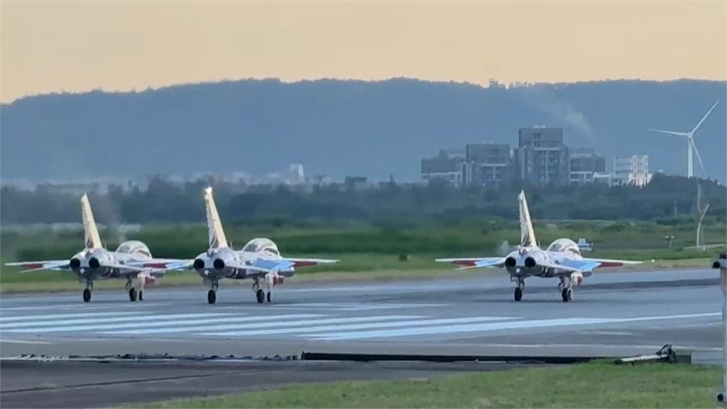 空軍半兵力府前登場　AT-3雷虎小組壓軸衝場
