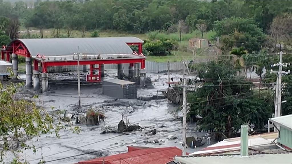 黑泥流灌進明利村民宅 上千公斤貨櫃也被洪水沖走