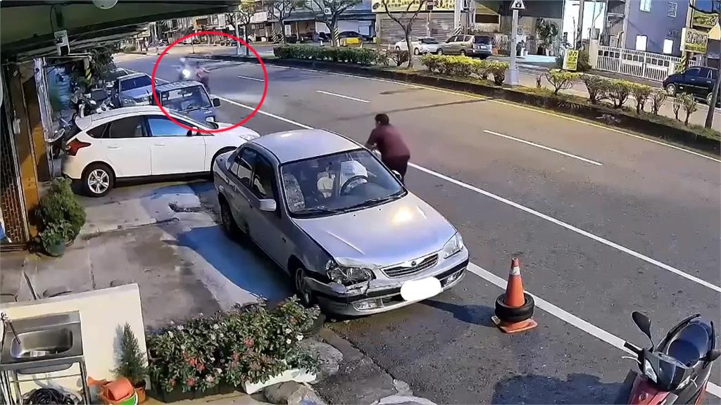 驚險! 轎車突偏離車道撞內側車 害對方撞護欄
