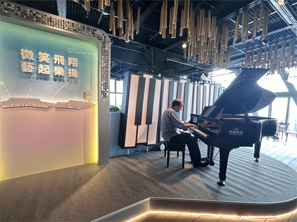 實踐資源循環理念 桃機打造永續耶誕樹 舞蹈、音樂相伴 與旅客共度溫馨佳節