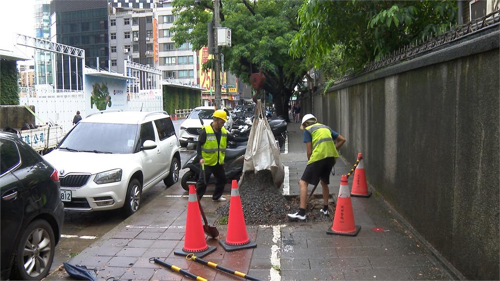 暴雨釀災！北市延平南路「路樹倒塌」　共波及１０車