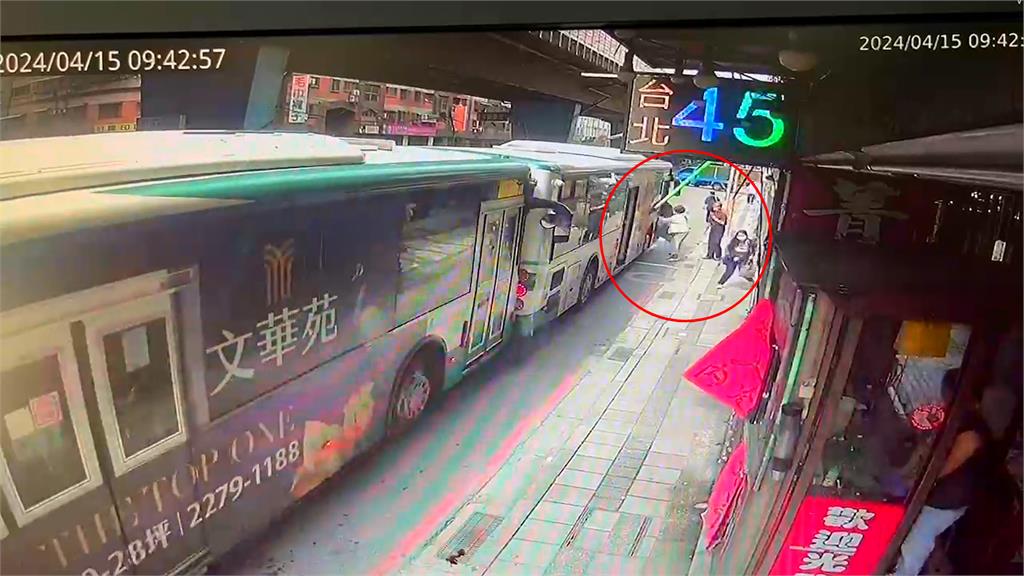 快新聞／新北2公車追撞「驚險瞬間曝」　乘客被彈飛車外...下一秒還是要上車