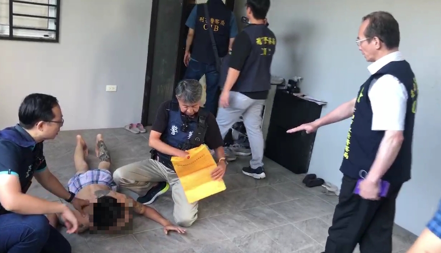 快新聞/林士傑案「口罩男」攻堅畫面曝!警前後包抄 他僅穿內褲狼狽趴地上