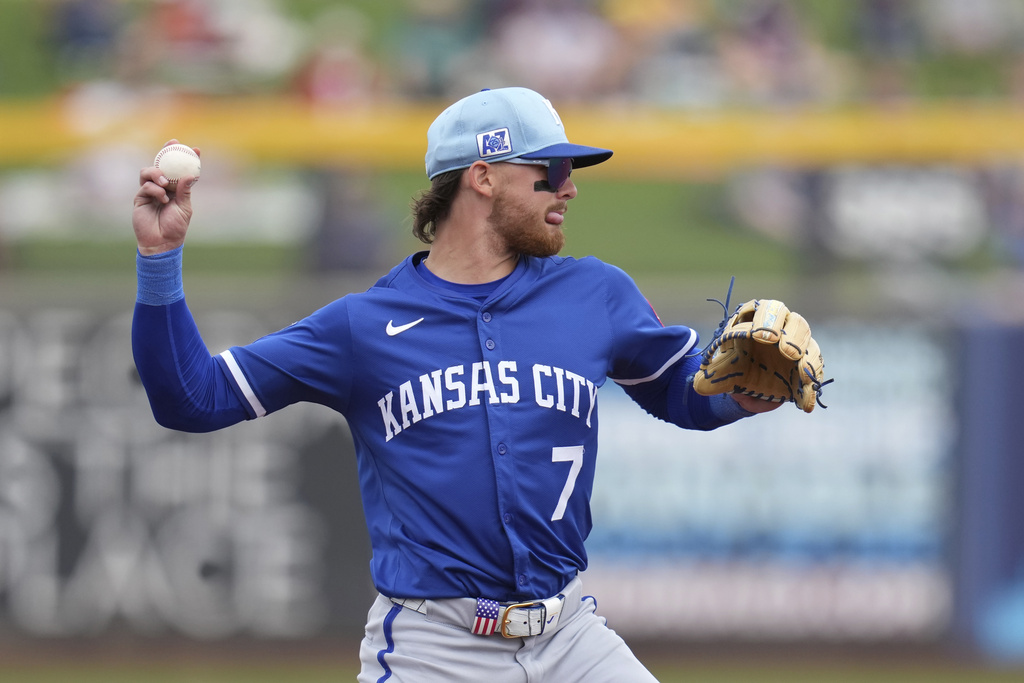 MLB(影)/皇家當家球星挨96英哩速球擊中 痛到蹲在地一時站不起來