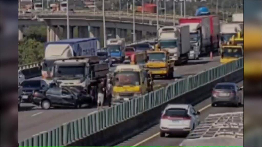 海巡署空勤隊上士遇劫! 國道撞拖吊車彈飛中線遭撞亡