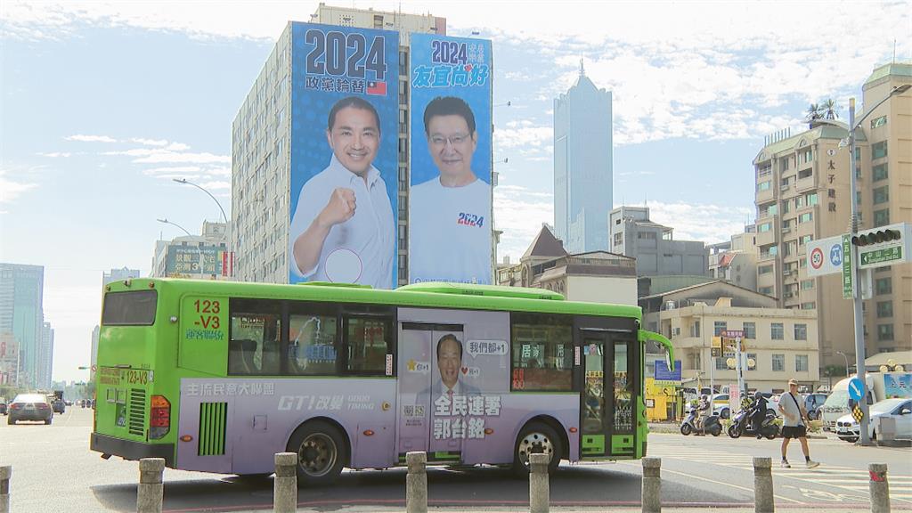 捷運.輕軌站外人潮多! 藍綠白參選人掛看板催票