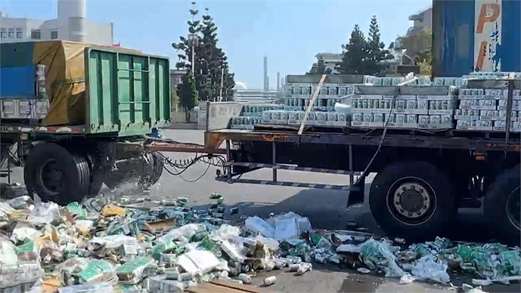 高雄聯結車載運啤酒瓶罐滑落 馬路成「啤酒海」濃濃酒味