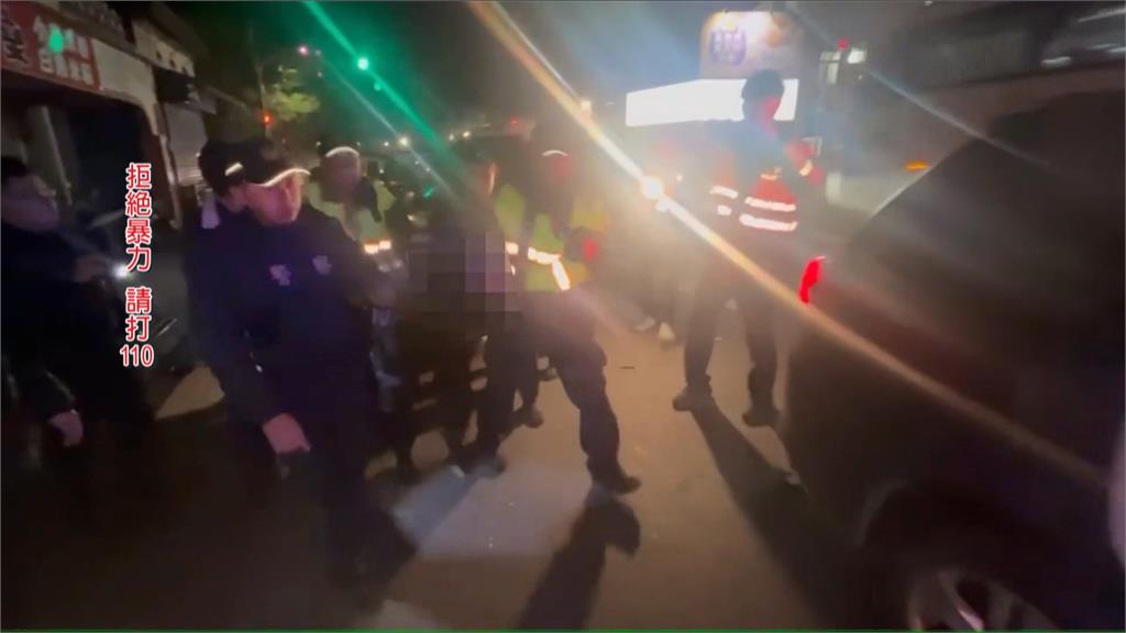 車內搜出毒! 猛男"持雙刀"隨機攔車攻擊 22名警力壓制仍拒捕