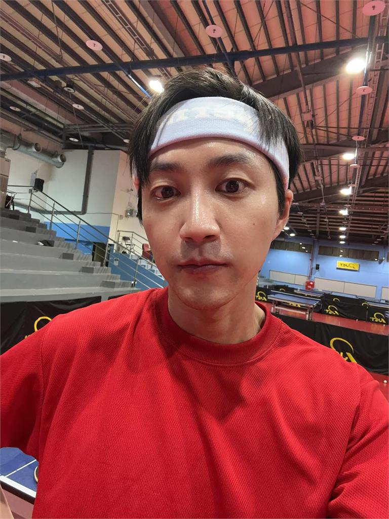 鬍渣阿北「36歲江宏傑」離開球場判若兩人!悄現身度假村「臉蛋猛進化」
