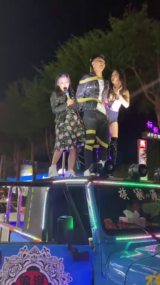 快新聞/鋼管妹高喊「他不是現行犯!」 壽星被「綁鋼管」上街遊行嗨翻現場