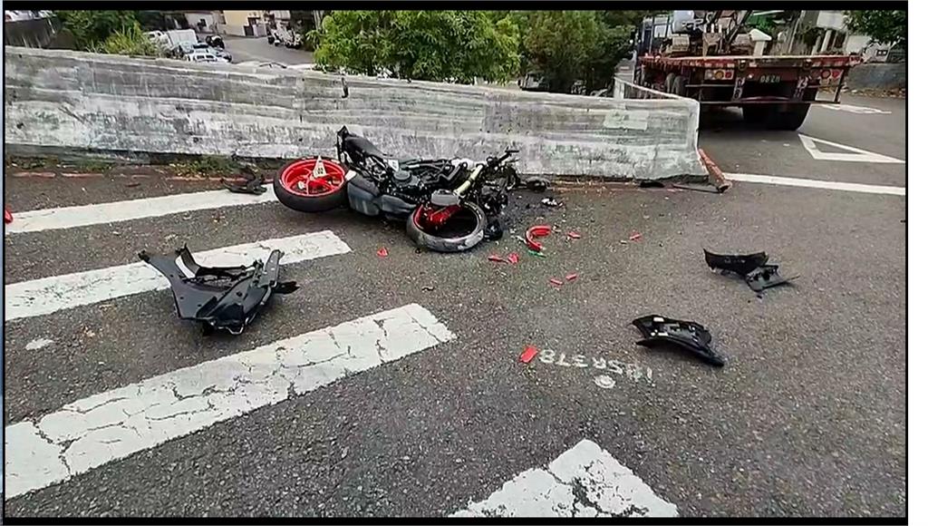 台中重機騎士撞護欄墜橋亡 彰化追撞事故前車孕婦受傷