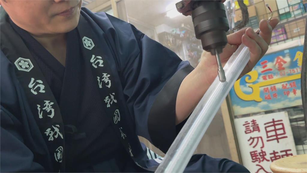 高雄著名「光刀」鍛造師！　好手藝吸引全台愛好者慕名而來