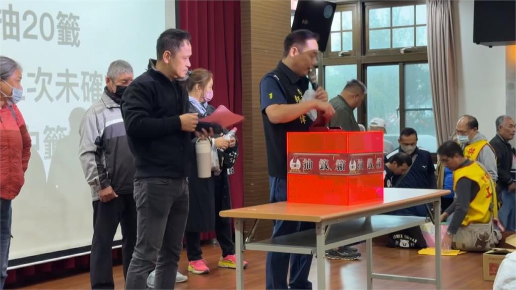 白沙屯拱天宮拜斗抽籤來啦！　上千位民眾「漏夜排隊」搶登記