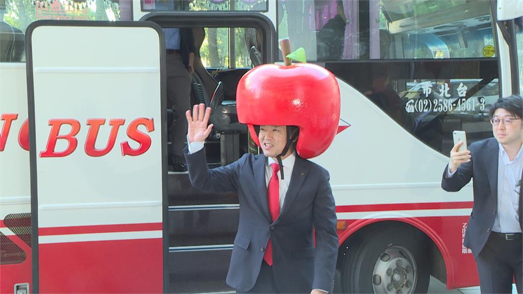 青森新縣長首訪民視 戴巨型紅蘋果帽搞笑演出