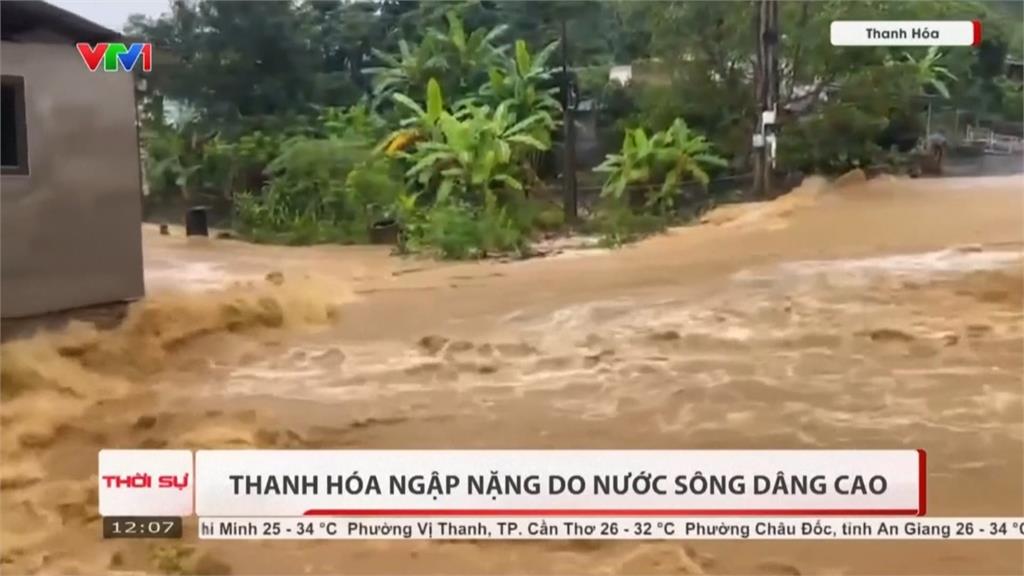 暴雨襲越南!寧平省水淹半層樓高 河內交通大堵塞