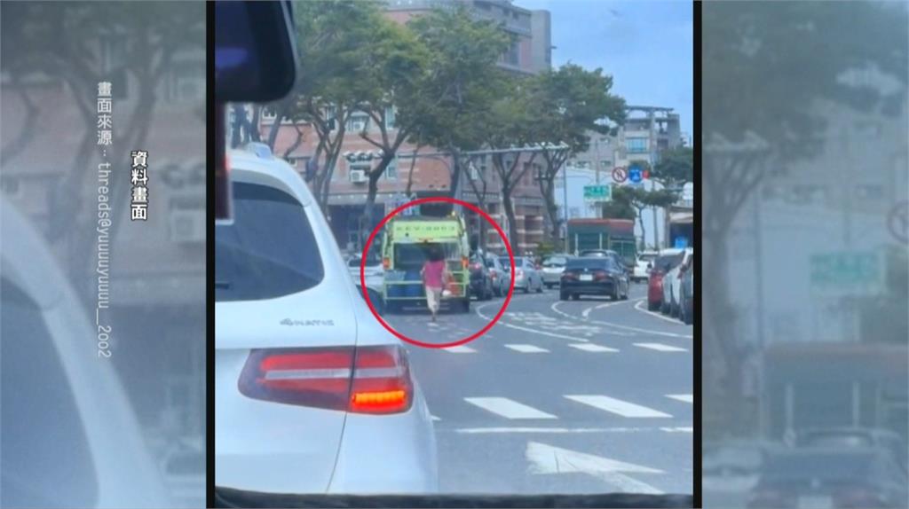 驚險！　丟垃圾重心不穩　男子緊抓欄杆慘遭拖行數公尺